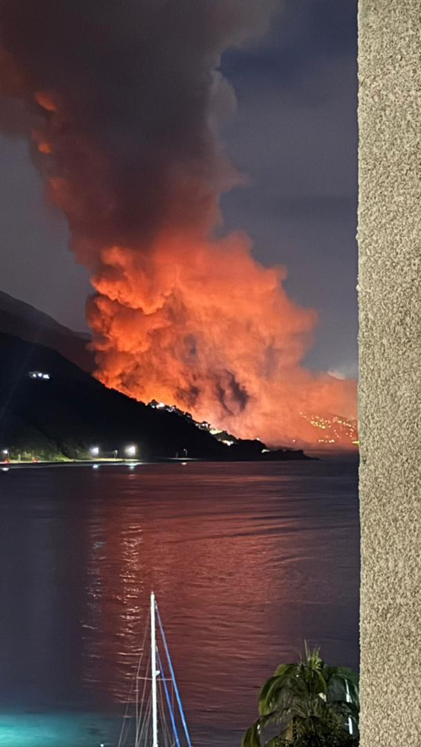 委内瑞拉首都加拉加斯正遭受炮火袭击。

美军多次空袭了关键军事目标：蒂乌纳堡、拉