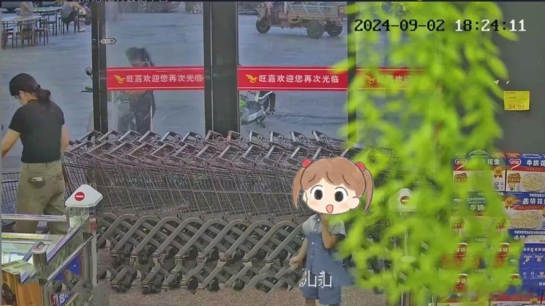 #三岁萌娃迷路泉州民警助其归家#9月2日下午，杨先生出门买菜，一时疏忽忘记锁门。