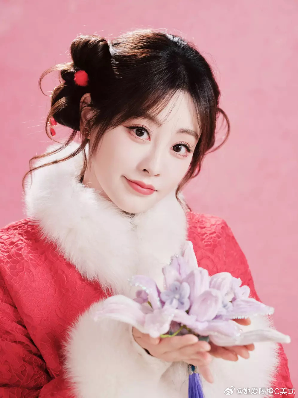 祝绪丹手持小灯笼活泼灵动 浅笑温婉充满新春喜气 