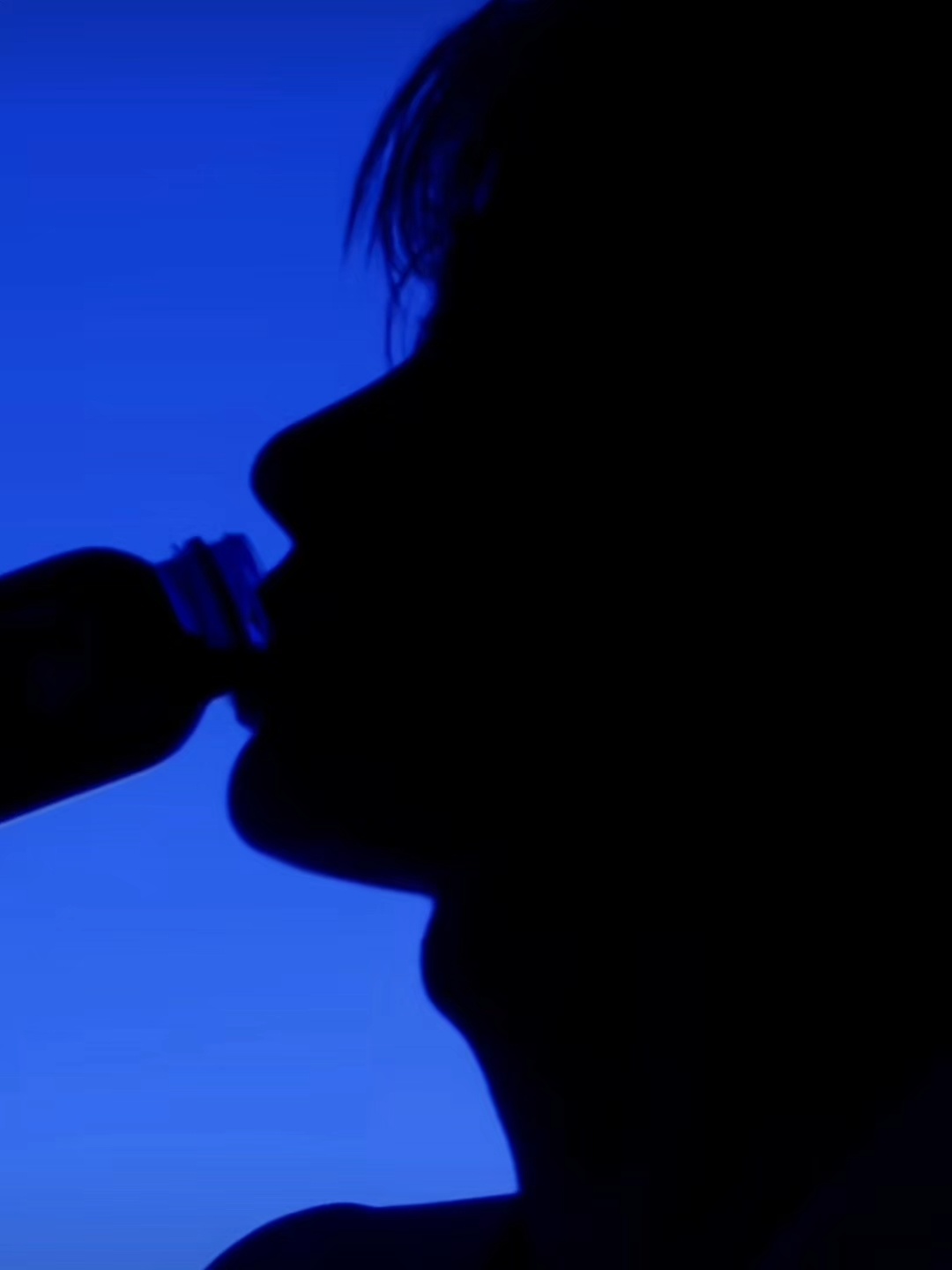 王一博要官宣瑞幸咖啡了标志性名品大喉结太欲啦