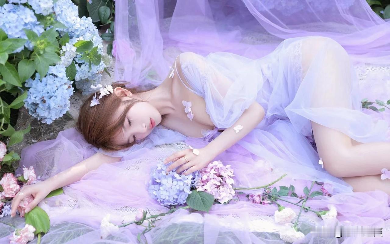 一个女孩在花丛中躺着，真漂亮！