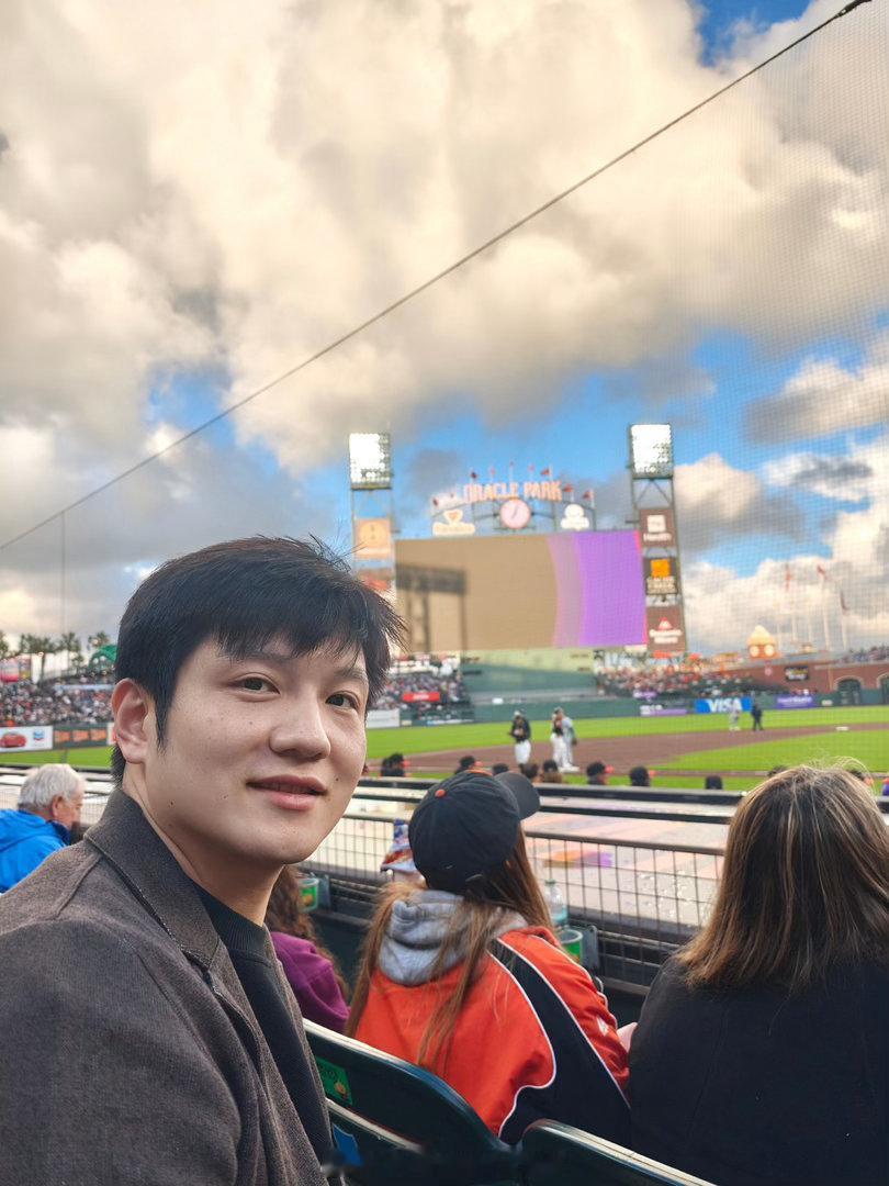 樊振东永远聚焦顶级较量  樊振东 到访旧金山巨人的甲骨文球场，现场观看MLB最具