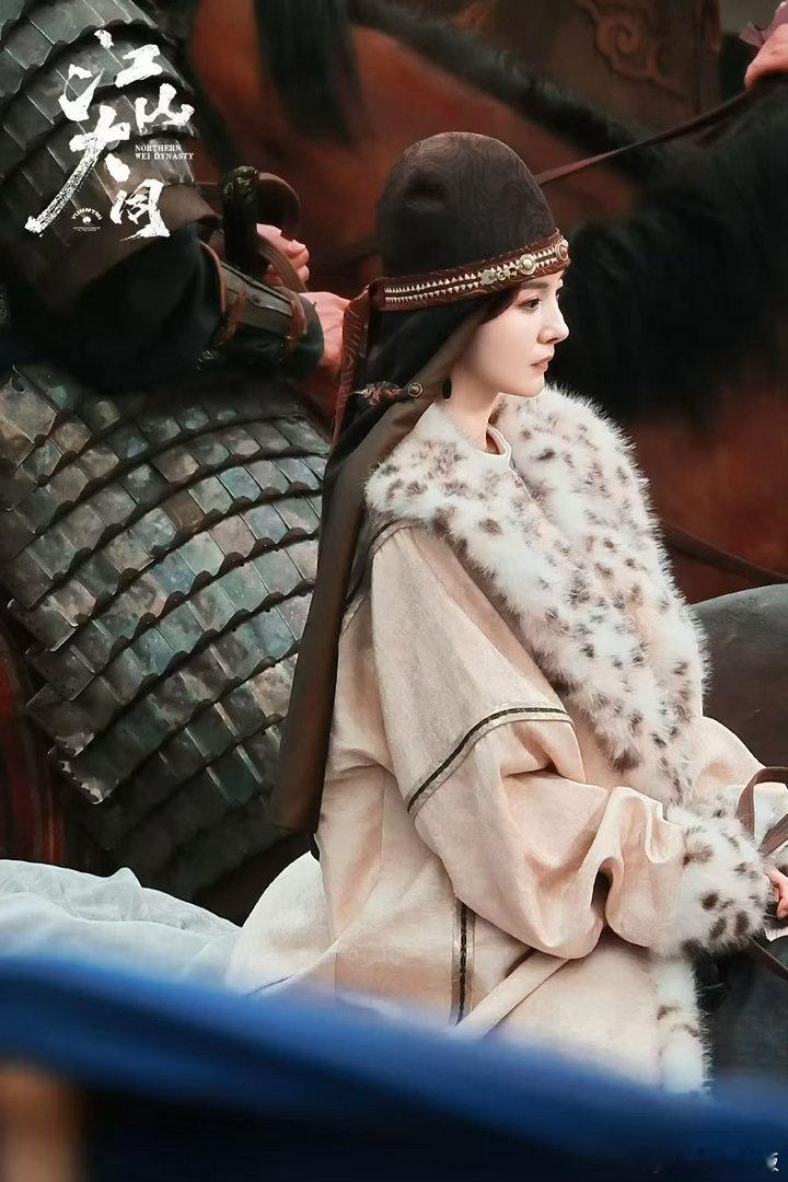 杨幂风帽骑马路透杨幂新剧骑马路透杨幂新剧骑马路透，好飒， 