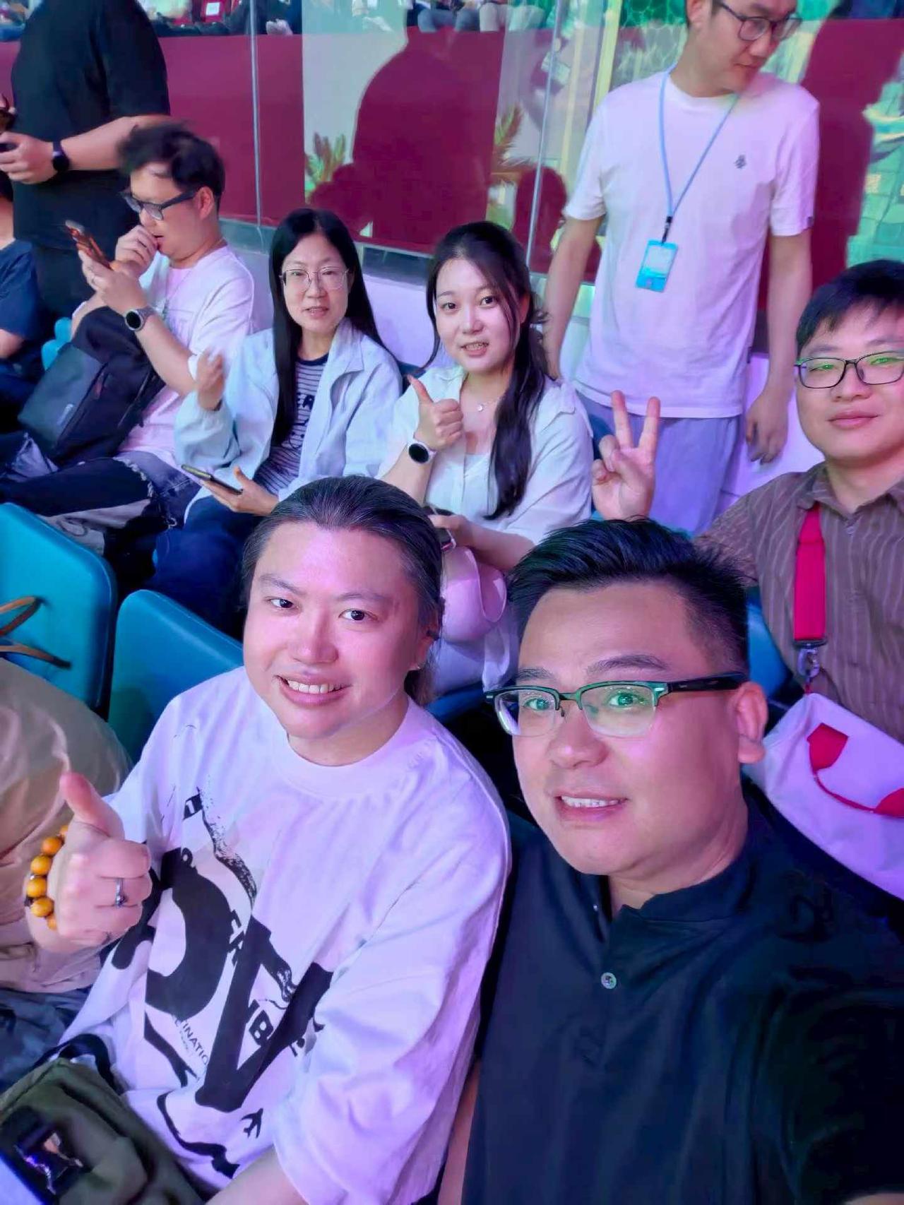 来参加华为nova16发布会 等待期间和大家合影一张。10年前nova刚刚诞生的