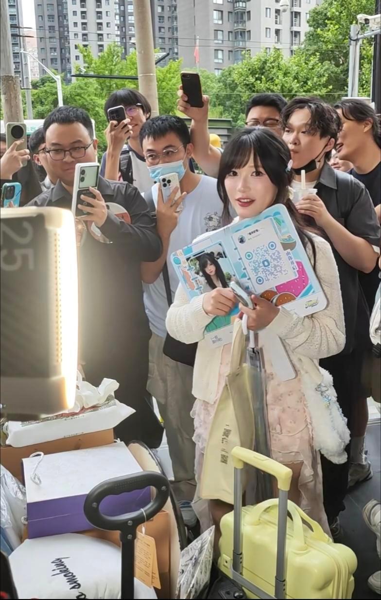 为啥日本女明星这么受男粉丝喜欢，我感觉是他们的女明星看着真的很可爱，比韩国爱豆女