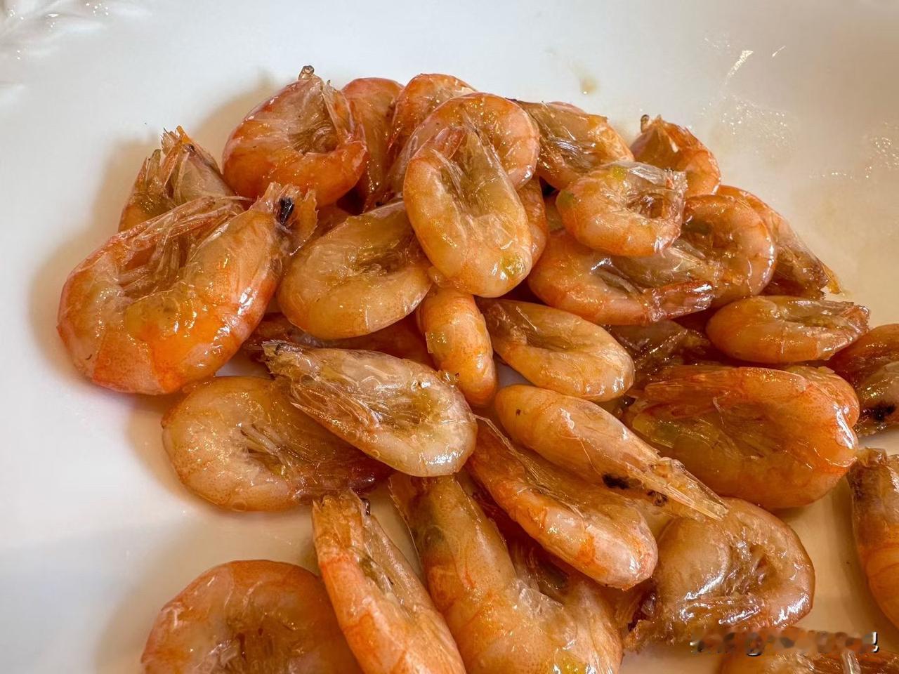 碧玉盘中堆，金丝映翠绿。