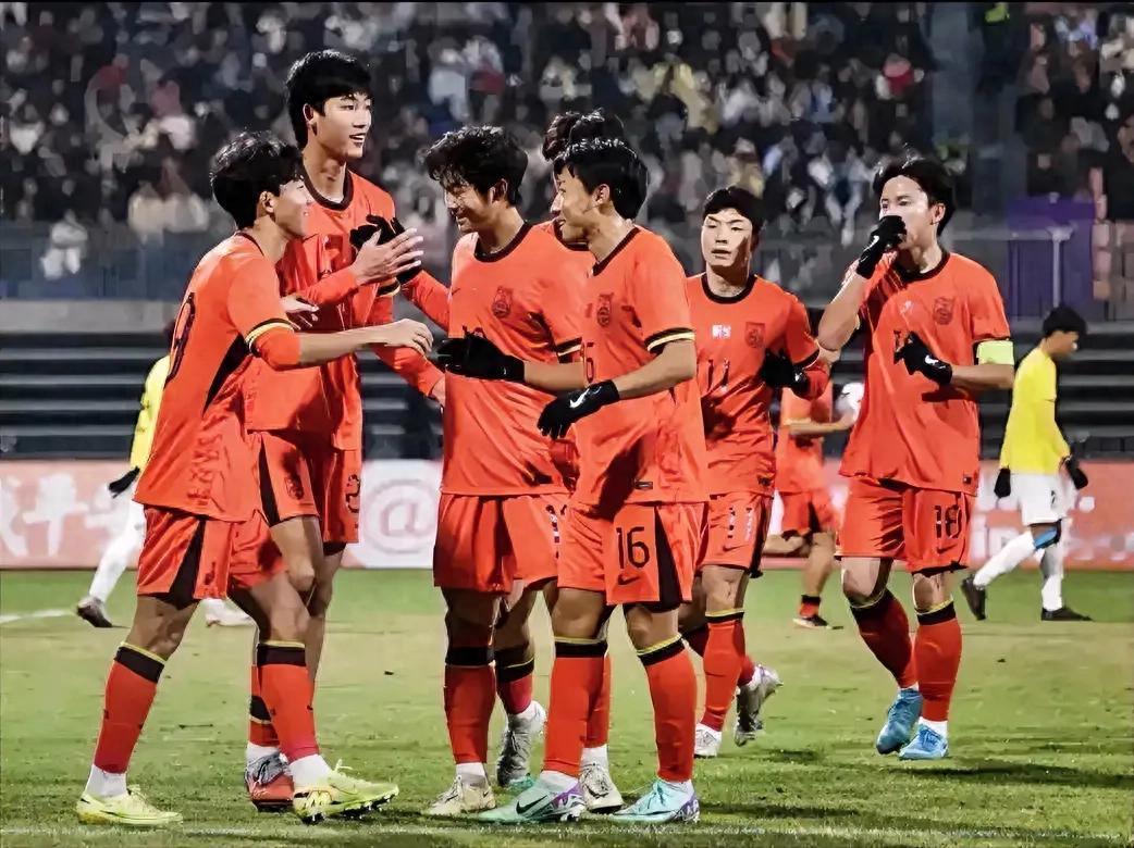 中国2-0乌兹别克斯坦！复仇成功！赛后收获1个好消息2个坏消息！
 
红牌之后还