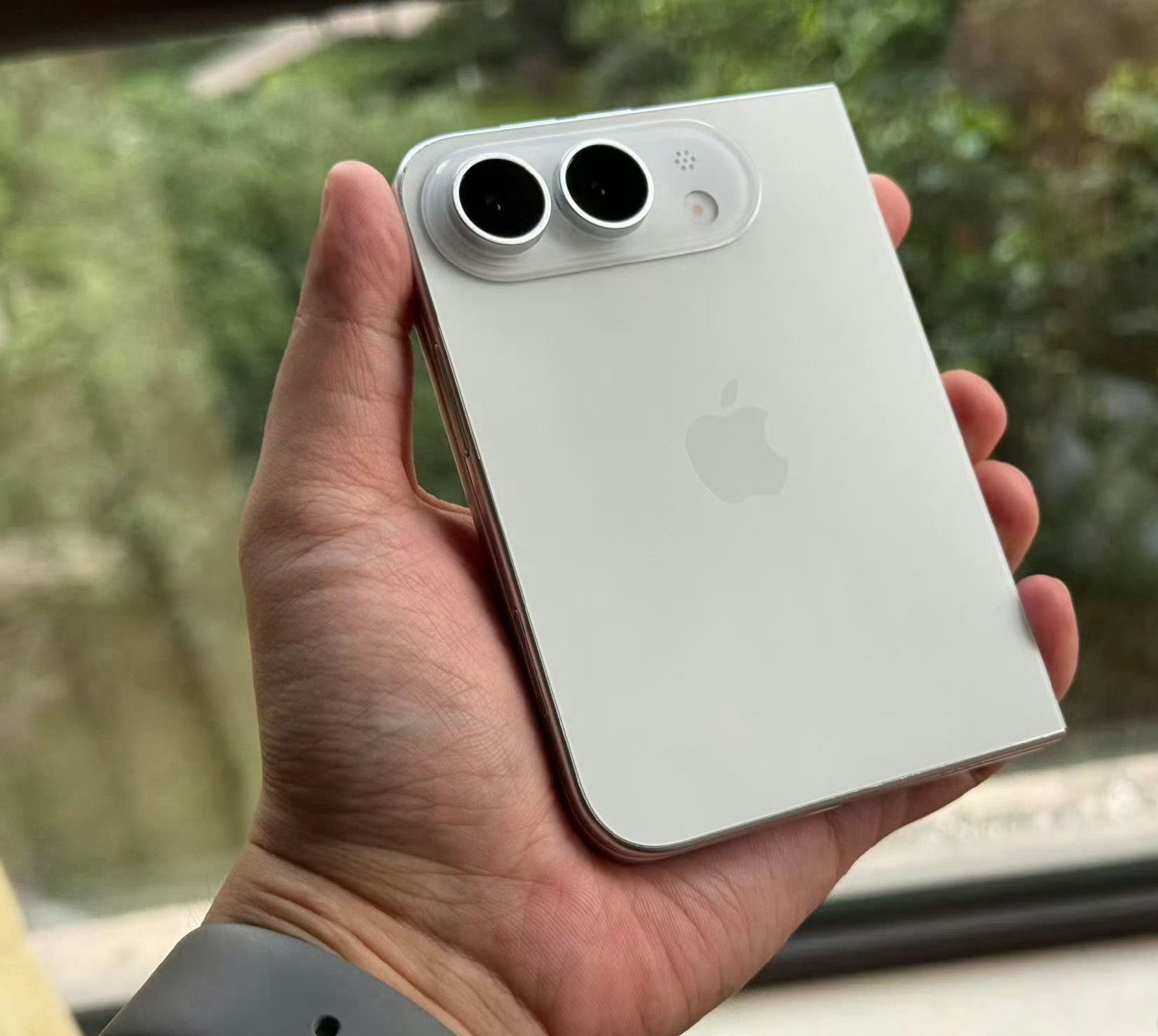 折叠屏iPhone订单被传上调至千万级今年iPhone fold热度不减，这是果