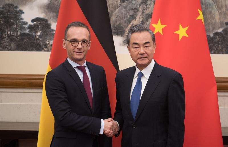 德国总理访华之行透露的信号可多了。从经济层面看，德国是欧洲经济强国，访华意味着加