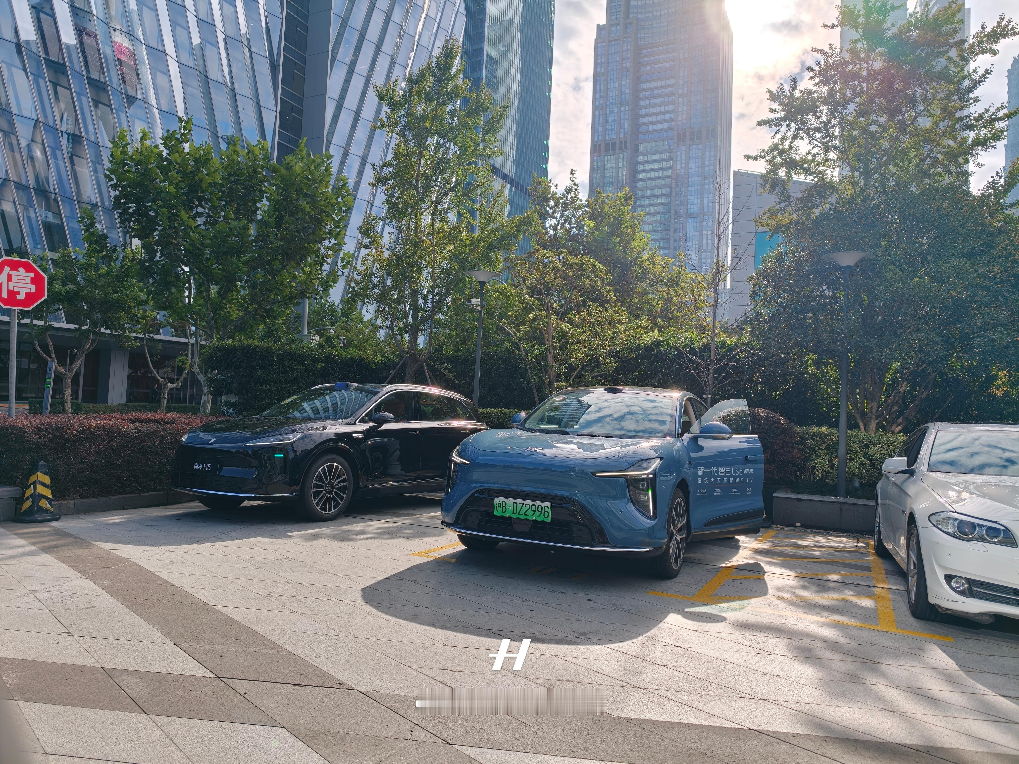 上汽太努力了！早上送小姚上班，上汽已经把一台尚界h5、一台智己ls6给送到楼下了