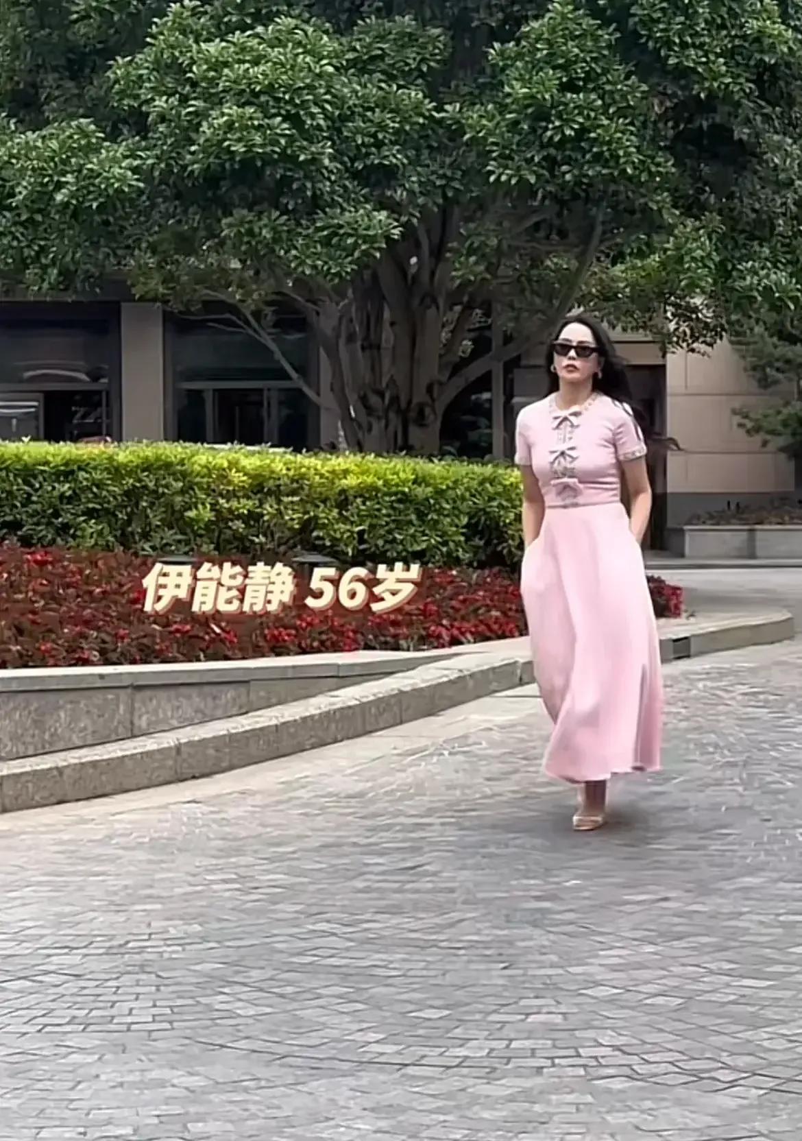 我承认伊能静56岁能保持这个外形还不错，但是吹什么少女感就太过分了……

她的?