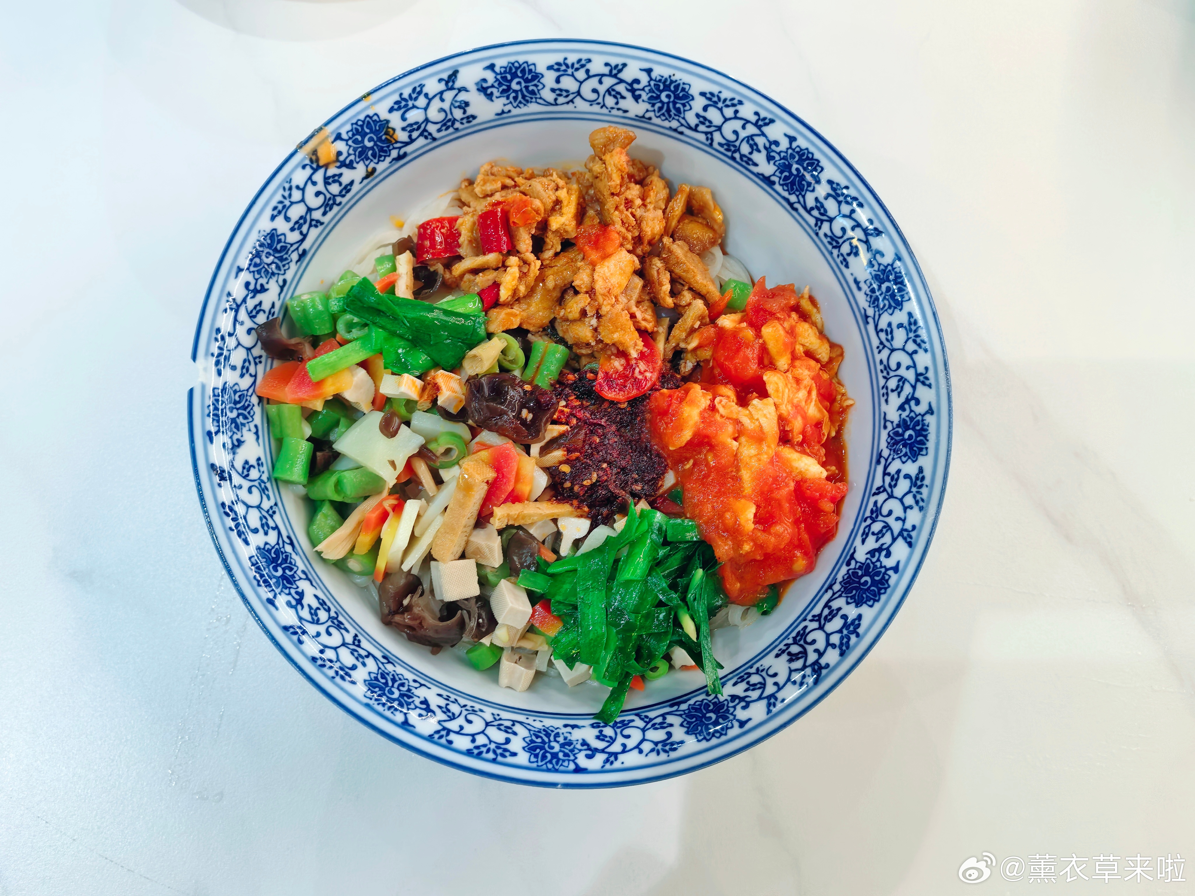今日午餐 趁着早上天气还不太热去看荷花啦，到饭点顺路来美食城吃了一碗干拌臊子面，