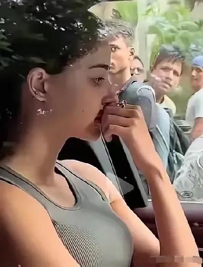 在印度国内，高种姓人是低种姓人高不可攀的存在，见到高种姓人，你得低头，虔诚的跪拜