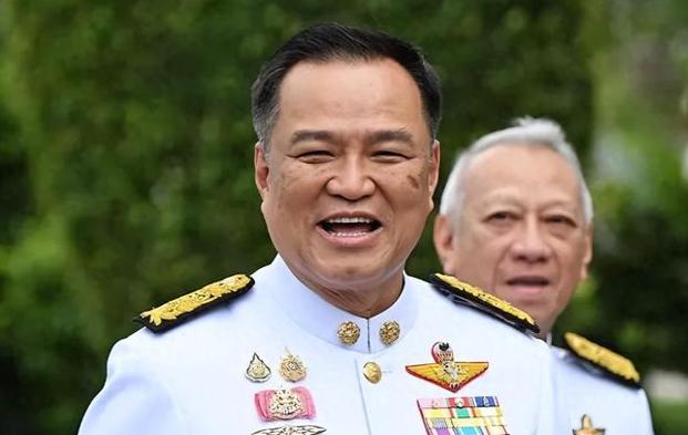 阿努廷不愧为老江湖，非常聪明。
阿努廷出生在曼谷一个富裕家庭，他爸是建筑大佬兼政