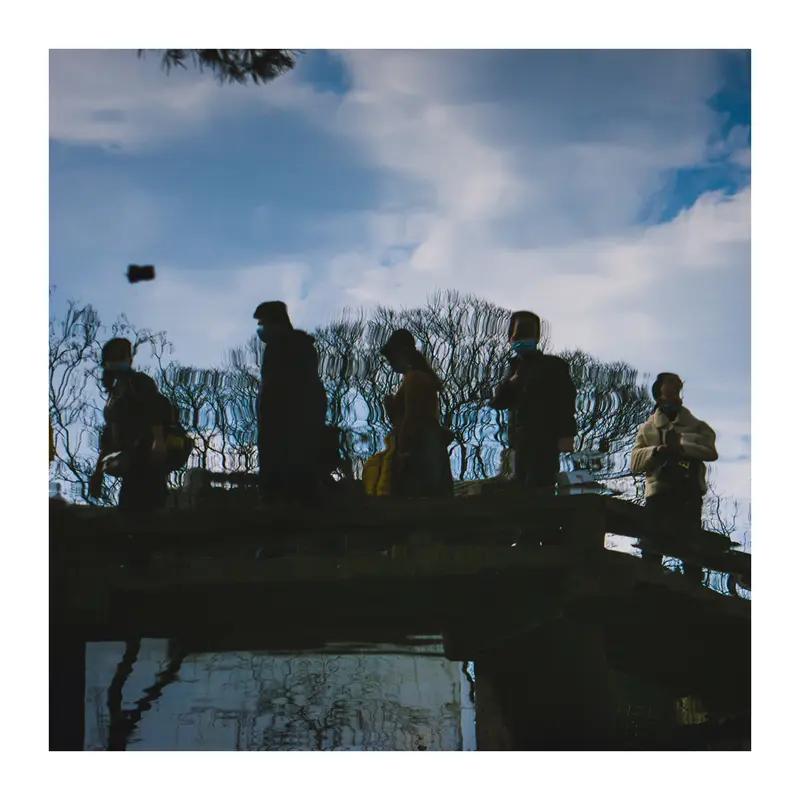 其实人不一定要往高处走，你也可以往四处走，人不能一直做正确的选择，偶尔也要做些喜