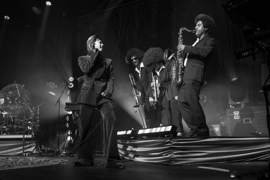 蔡徐坤完全法拉利蔡徐坤年下熟男感 蔡徐坤这一身all black真的太适合他了，