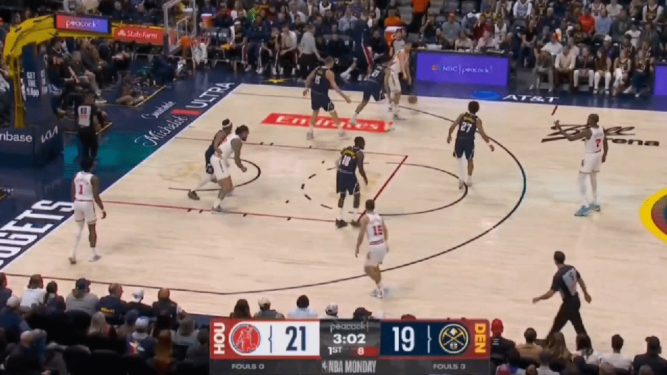 来了！申京阿门完成精彩连线！
在今天NBA常规赛火箭对阵掘金的第一节中，申京三分
