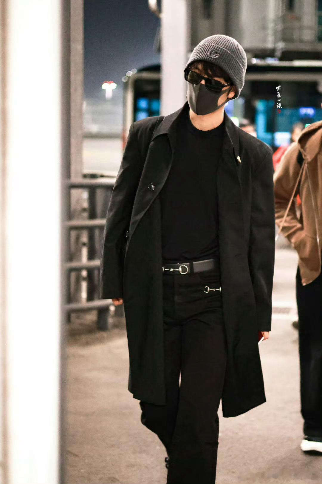 肖战帽子盖不住两个耳朵肖战刚落地米兰还没露全脸就登上高位世趋，中国来的全球巨星就