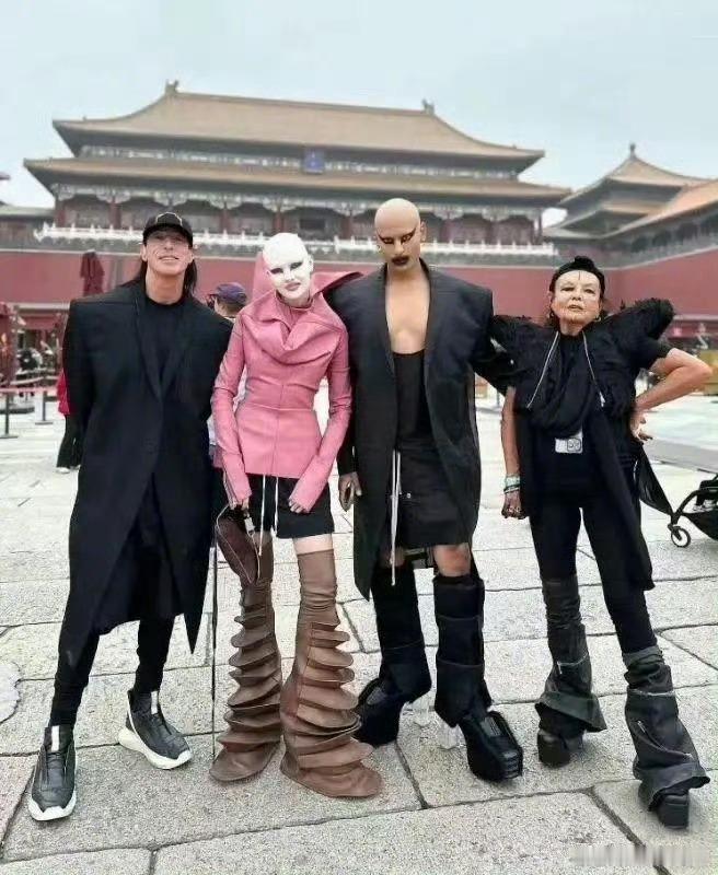 #外国游客因着装问题被劝离故宫# 穿成这样只是劝离不过分吧[摊手]这确实太夸张了