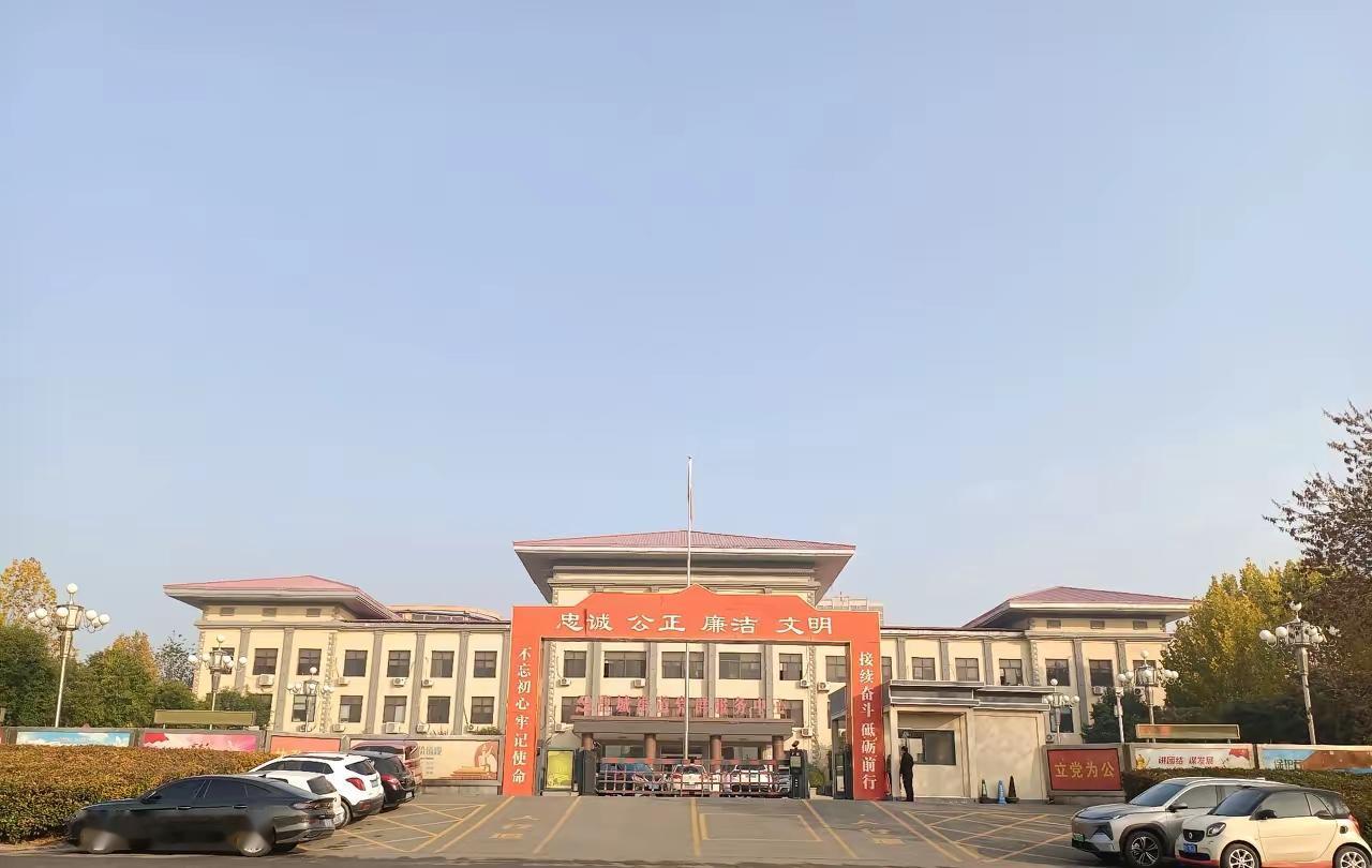 曹县富春江路
城区的次干道之一，位于老城区南部。1990年建成，原名县委前街。东