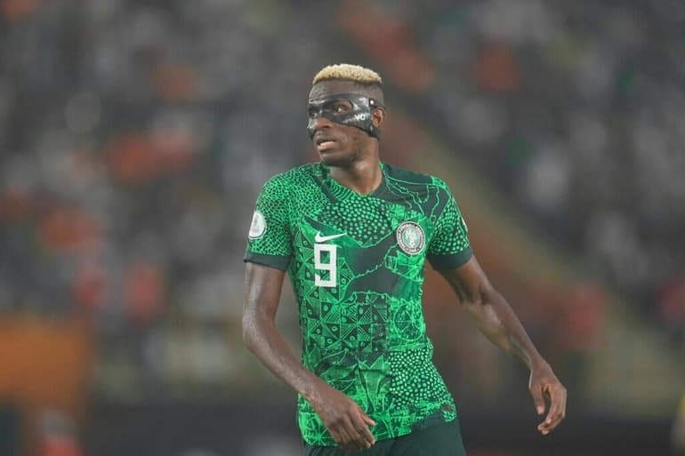 因腹部不适奥斯梅恩没有随队前往半决赛的场地，他与一名队医留在了阿比让。他会于周三