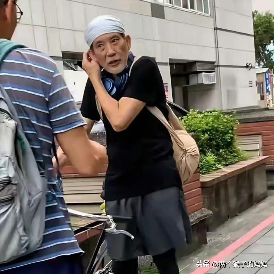 已经八十岁的男神秦汉走在大街上你能认出来吗？他依然身体健康打扮时髦活力满满👍