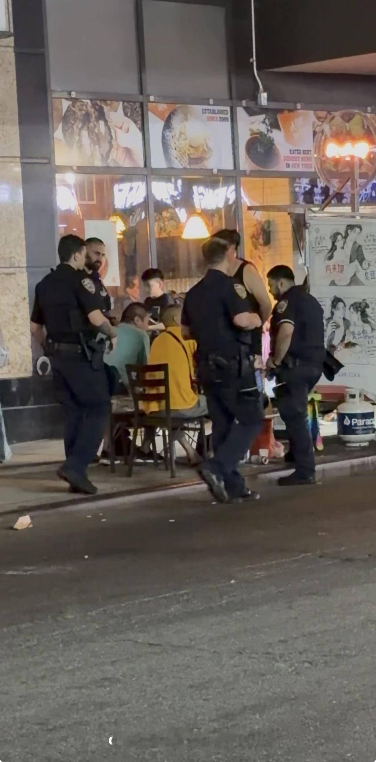 法拉盛王子街

几个刚到美国的华人在路边摊吃烧烤，突然几个美国警察围了上来。
