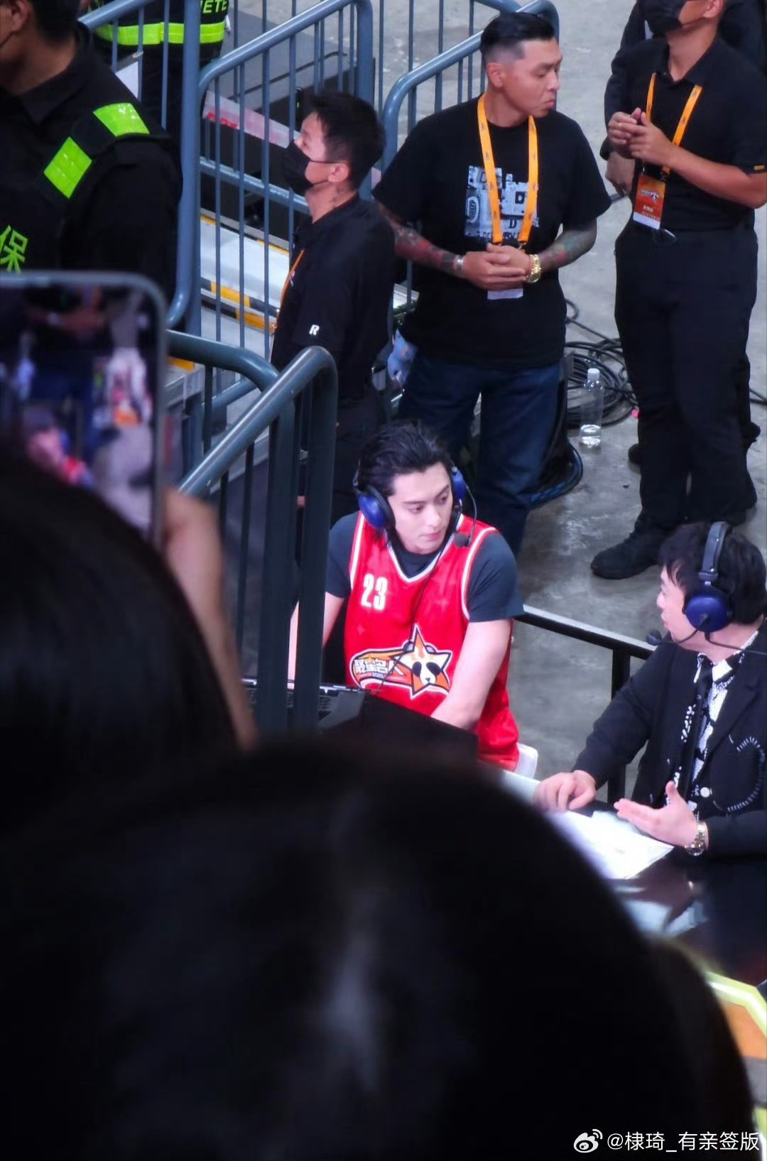 王鹤棣成都NBA聚星名人赛造型好吸睛！素颜状态下的帅气超真实，自带耀眼气场，让人