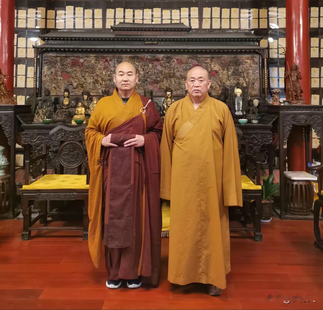 安徽泗县光新武术馆总教练，与少林方丈释永信的一张罕见合影。你感觉他们两个谁像武林