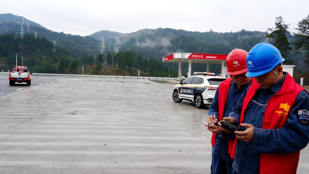 都匀贵定供电局：贵平高速即将通车，“路电”冒寒安检护航