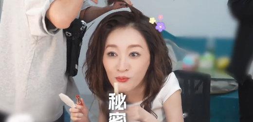 李小冉回应粉丝喊话学唐艺昕造型乘风2026回应粉丝温柔又坚定，坚持自我不盲从潮流