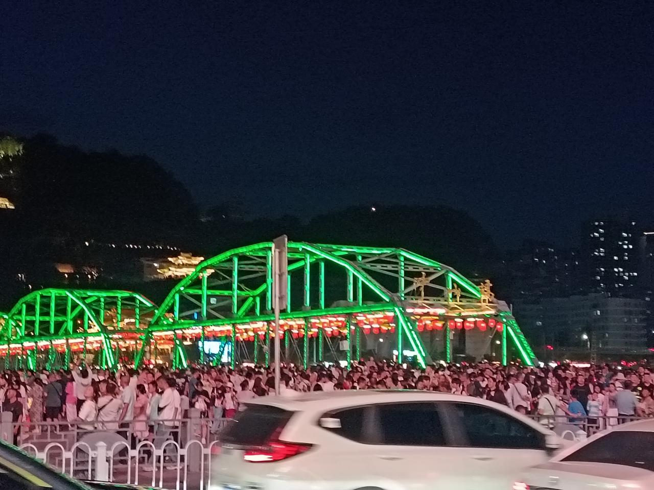 这是要把中山桥压塌了