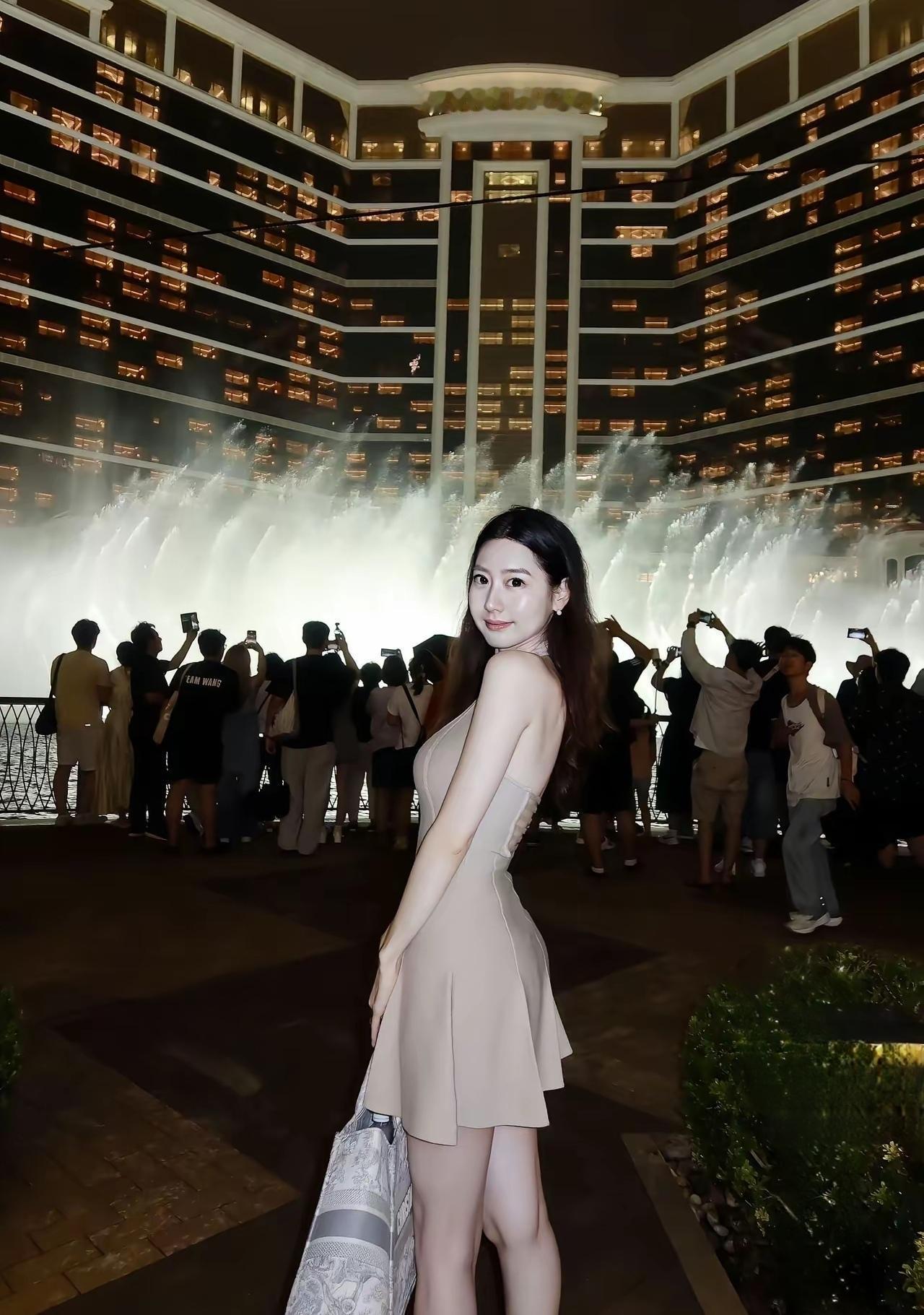 夜晚的Wynn Palace，喷泉与灯光交相辉映，美不胜收！🌃✨