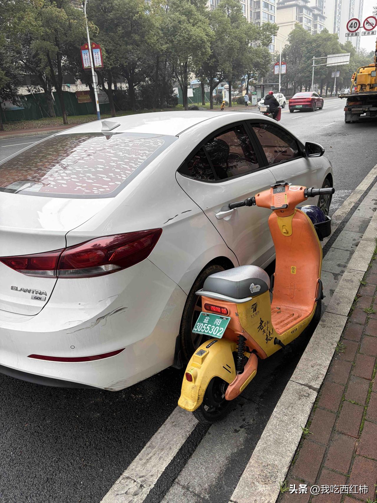 38妇女节吃个大亏
带一岁多娃开车停路边给娃调整安全座椅
刚准备出发，一小孩骑电