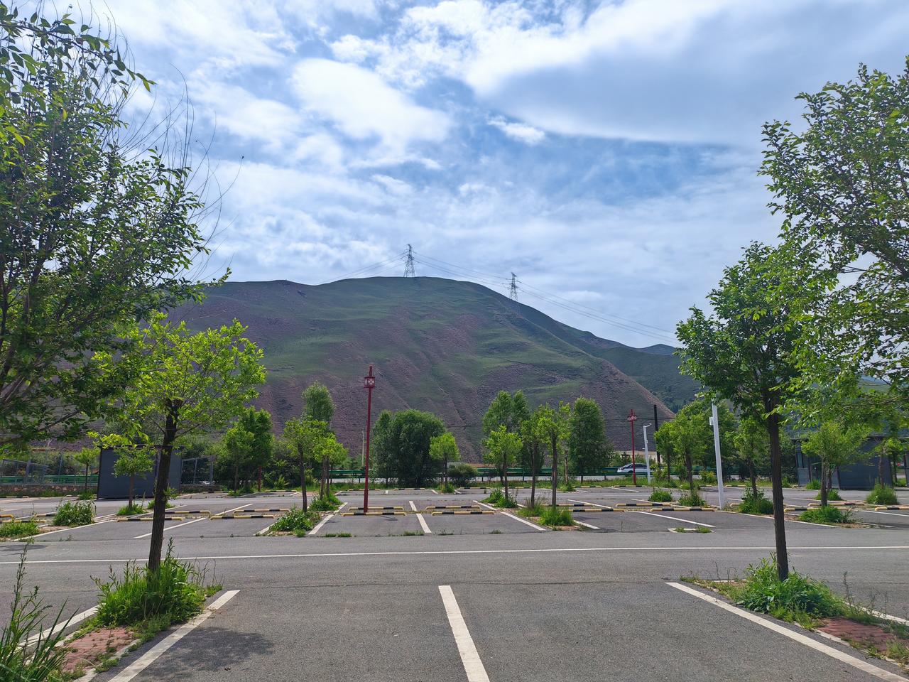 昨晚睡在床车里，今天天亮了一打开车门，就看见了对面的山，开门见山～