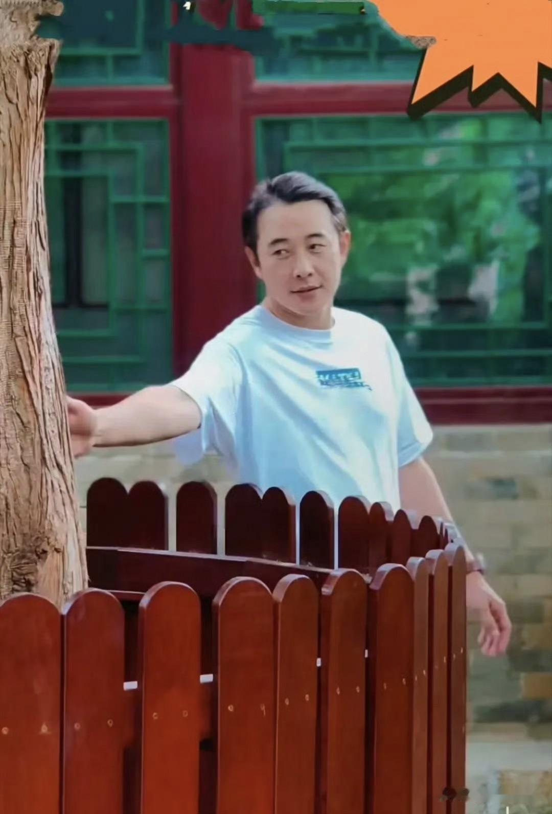6月30日，罗晋现身大孤山祈福。怎么感觉他也老了不少，眼袋好重，整个人透着沧桑，