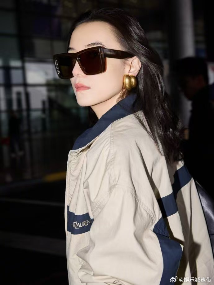 宋佳巴黎时装周出发路透 宋佳出发巴黎时装周啦！简约拼色外套配丹宁裤，松弛感拉满，