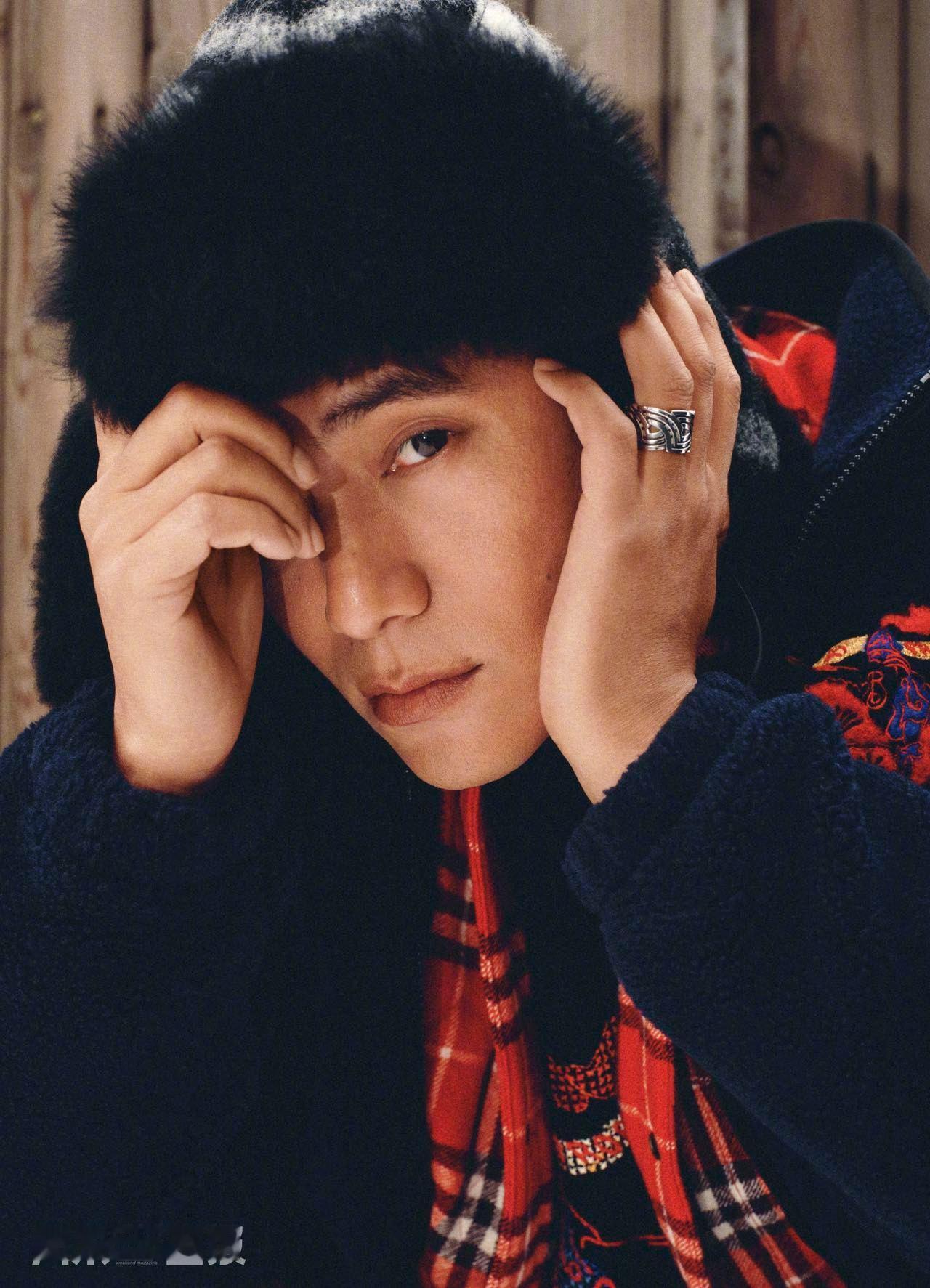 身穿Burberry 登上《周末画报-》最新一期封面。迎来生日刊封面。告别"4"