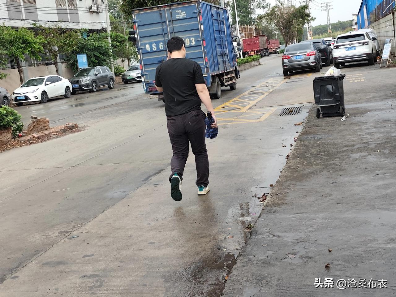 春日生活打卡季下雨了，前边的小哥拿着伞急匆匆地走，试问小哥你咋不打伞，是怕伞淋湿