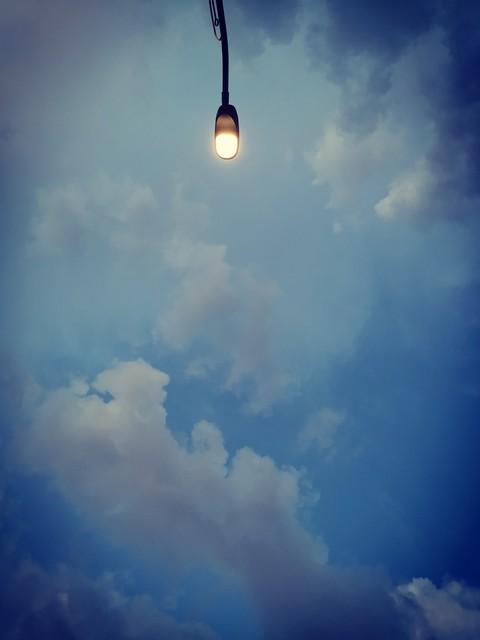 管它深浅，
是诗就行。
深的深读，
浅的浅看。

这几句话说得太妙了！诗的世界本