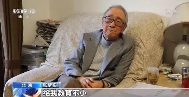 1950年，一位大汉奸走出了抚顺战犯管理所。突然，他在人群中看到了穿着军装的儿子