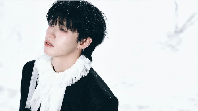 朱志鑫生日写真大片来了，雪地＋黑色大衣，氛围感一整个拉满了，简直就是情书男主 