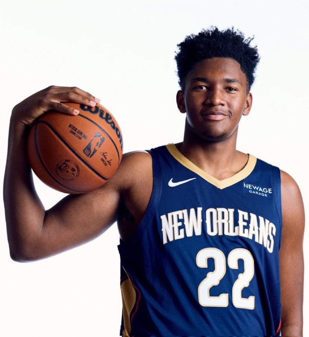 在 NBA 79 年的历史中，从未有过一名新秀中锋能在助攻数上领跑同届新秀。目前