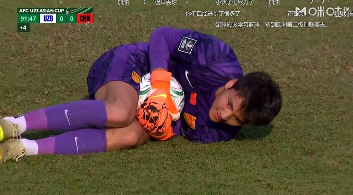 看台上球迷的一句超大声的“李昊~牛X”，把咪咕的解说员都逗笑了哈哈哈。小伙子完全