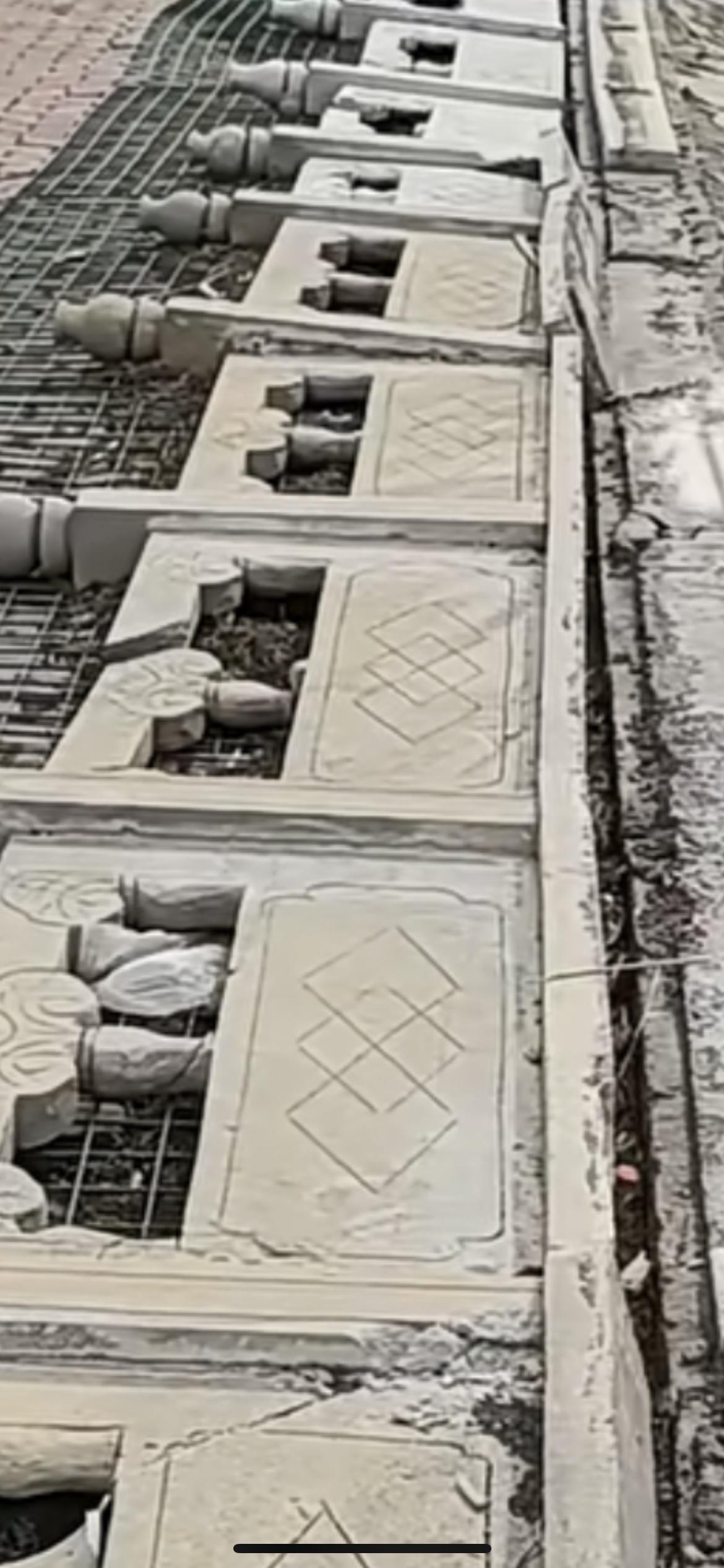 护栏被风吹倒网友质疑偷工减料，工作人员回应：天气冷不宜维修 ，石材粘不住。3月4