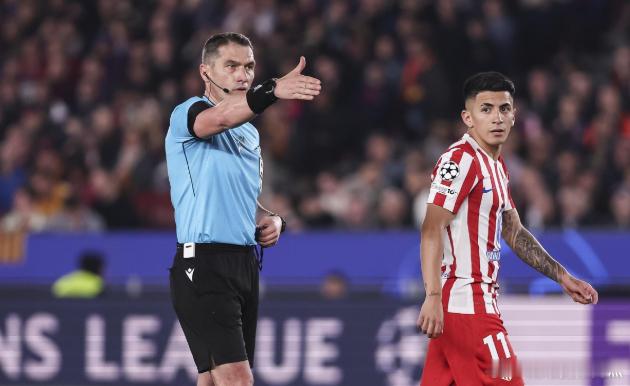 欧冠已连续三年现手接球争议，裁判一次判点，两次无表示在欧冠1/4决赛巴萨客场0-