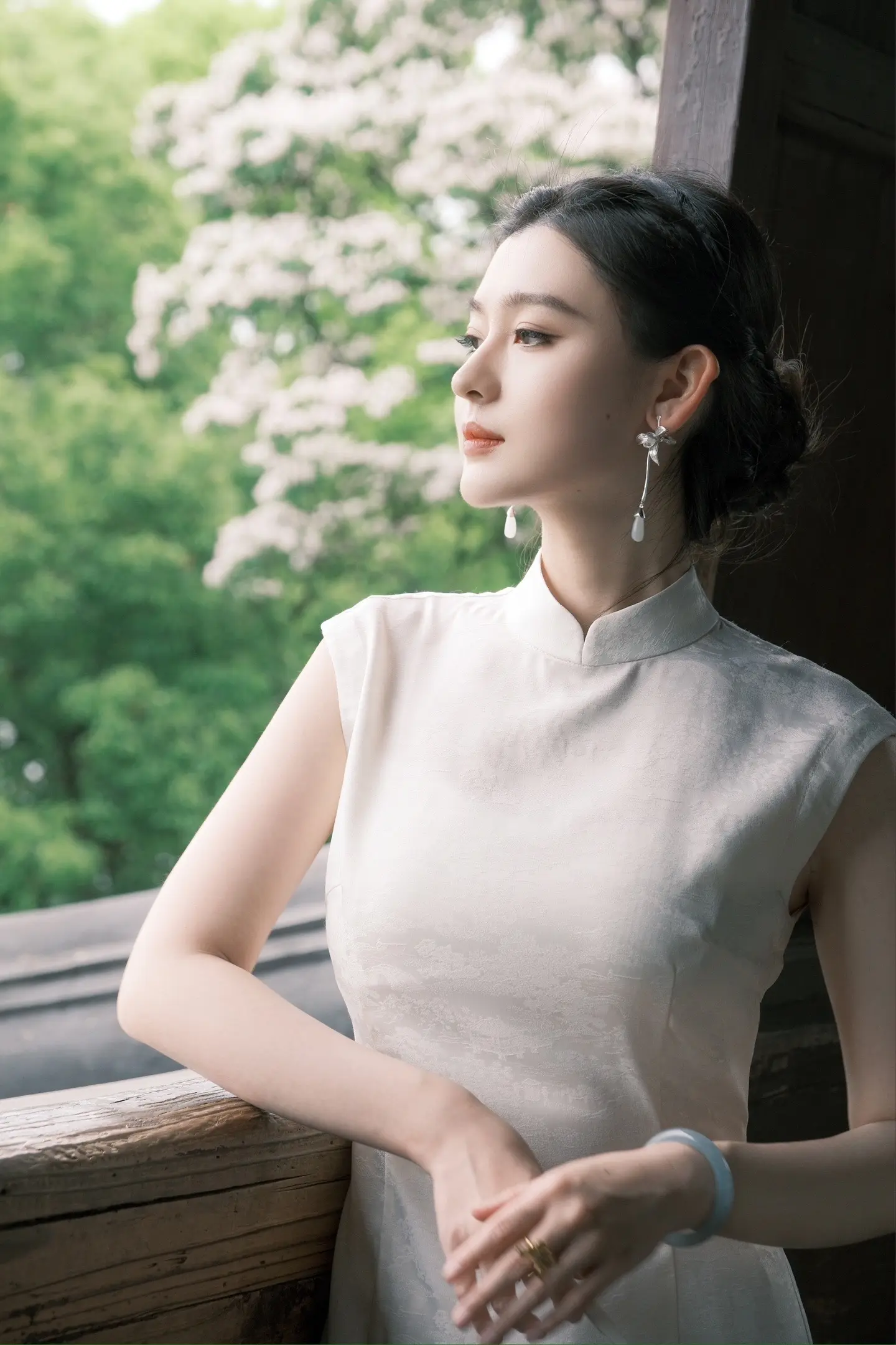 愿为你放下万千的荣华 和你携手走天涯。