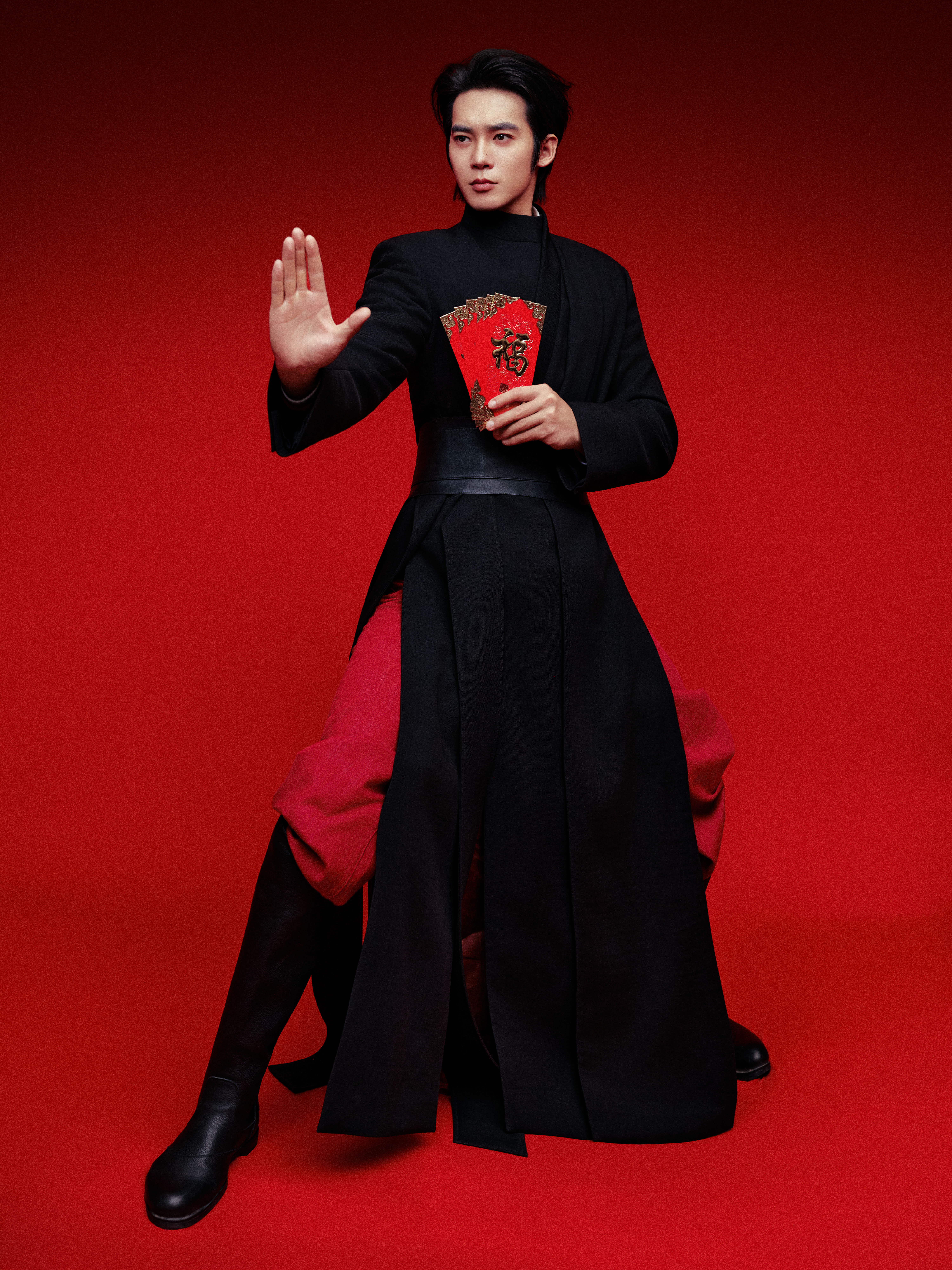 于适 × 新春大片🧧一袭新中式束腰大衣出镜，潇洒利落，威风凛凛，策马扬鞭，福盈