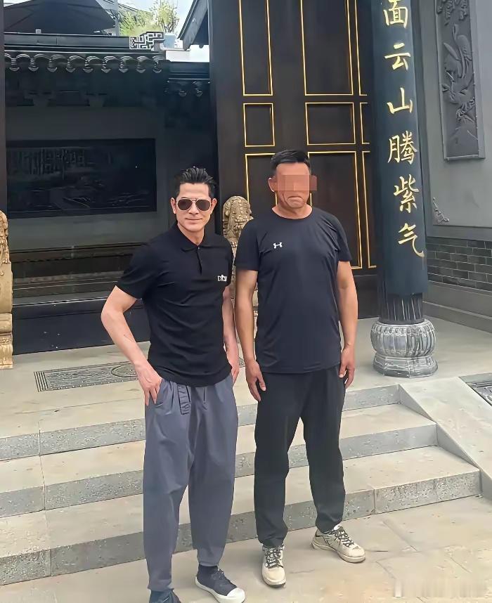 郭富城陪方媛家人吃饭，还站起身来碰杯，真是一点架子都没有啊！细节是，郭富城的杯子
