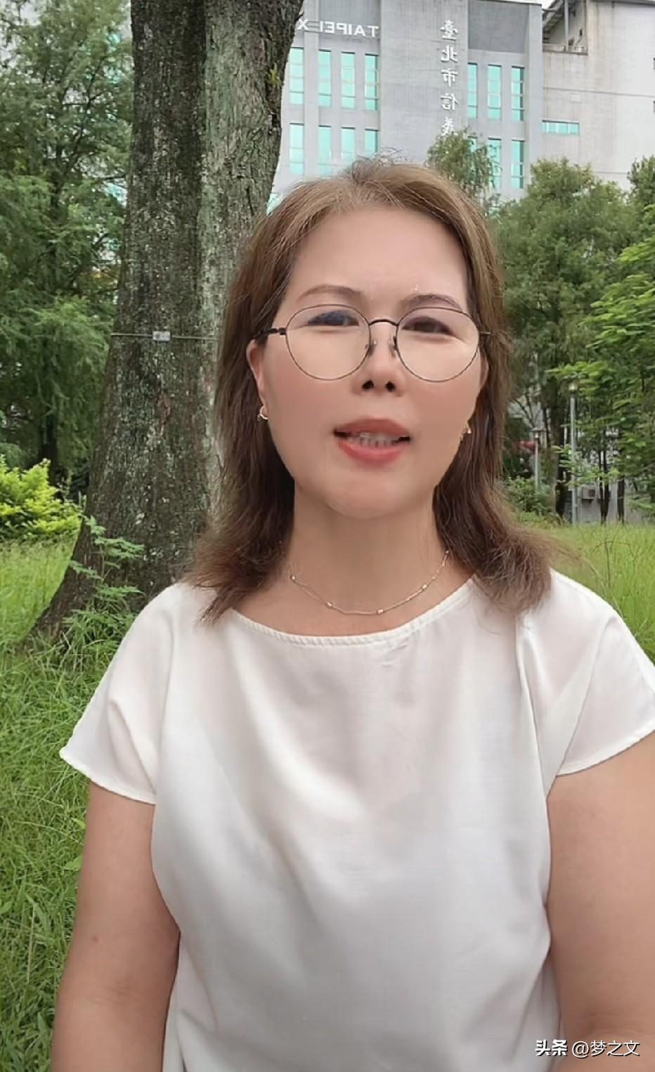 你发现吗，小杨阿姨剪发后确实好看了，以前就是一个发型，现在剪了后感觉整个人都轻松